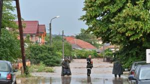 Служебният премиер Гълъб Донев посети пострадалото от наводненията село Каравелово