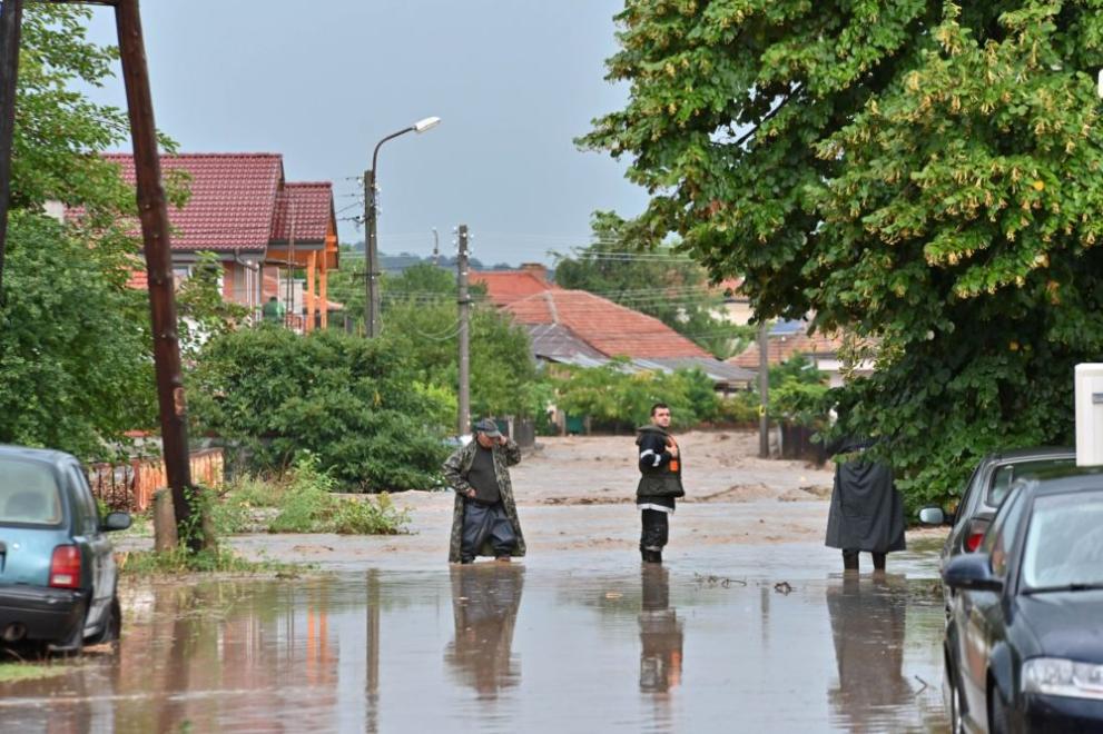 Служебният премиер Гълъб Донев посети пострадалото от наводненията село Каравелово.