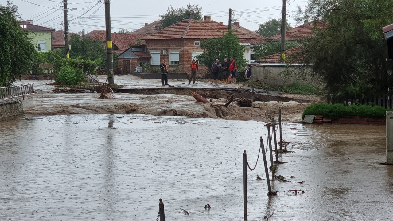 <p>Поне 40 къщи са наводнени в село Каравелово, съобщи кметът на населеното място Славка Червенкова. Положението е много зле. Мостовете над река Татлъ дере, които са при Културния дом и ракиджийницата, преливат. Имам бедстващи хора, евакуирани в момента, заяви още кметът. Те ще бъдат настанени временно в кметството.</p>