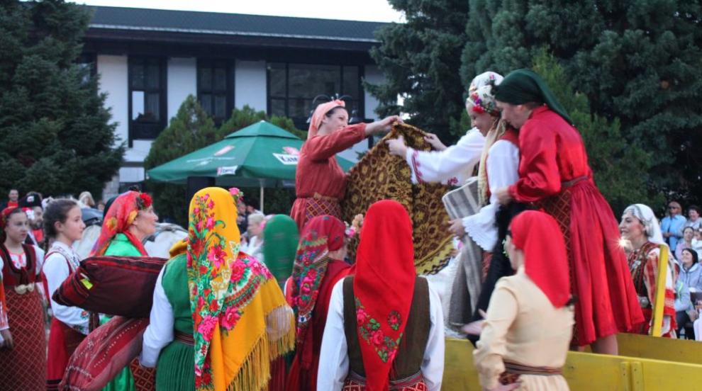 Красотата на българските традиции: Как се краде булка в Банско (СНИМКИ)