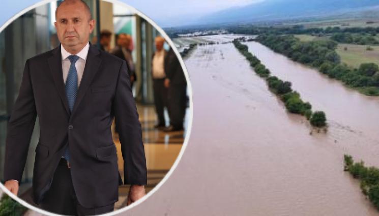 реадев - След водния ад в Карловско: Румен Радев посети наводнените населени места (ВИДЕО)