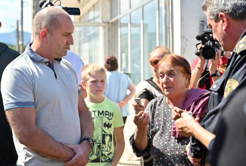 Президентът Румен Радев посети пострадалите от проливните дъждове в петък