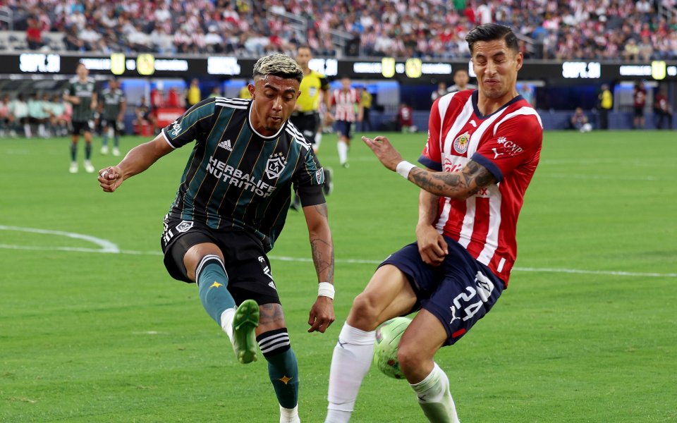 Барселона иска да привлече мексиканския национал Хулиан Араухо от Лос