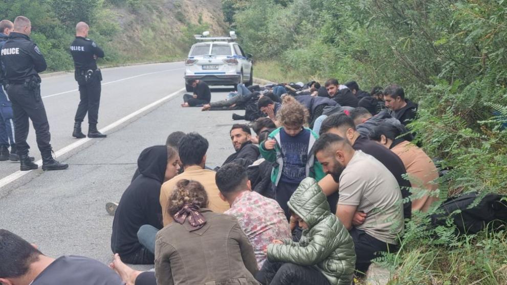Десет мигранти, незаконно преминали границата на България, са се признали