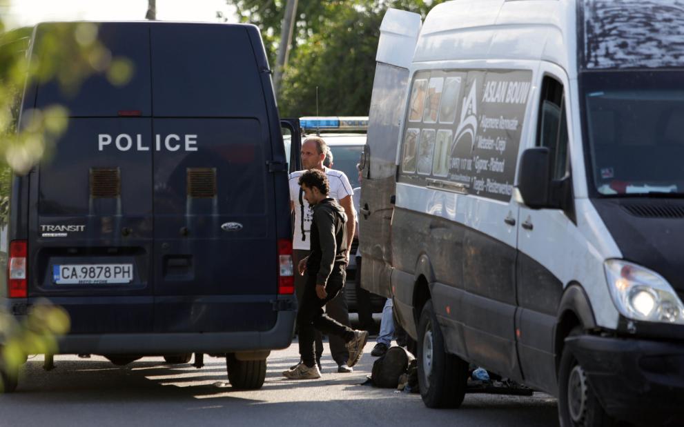 При всички положения в каналите за мигранти участват и служители