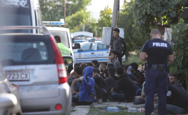 Вижте кадри от гонката между буса с мигранти и полицията в Костинброд