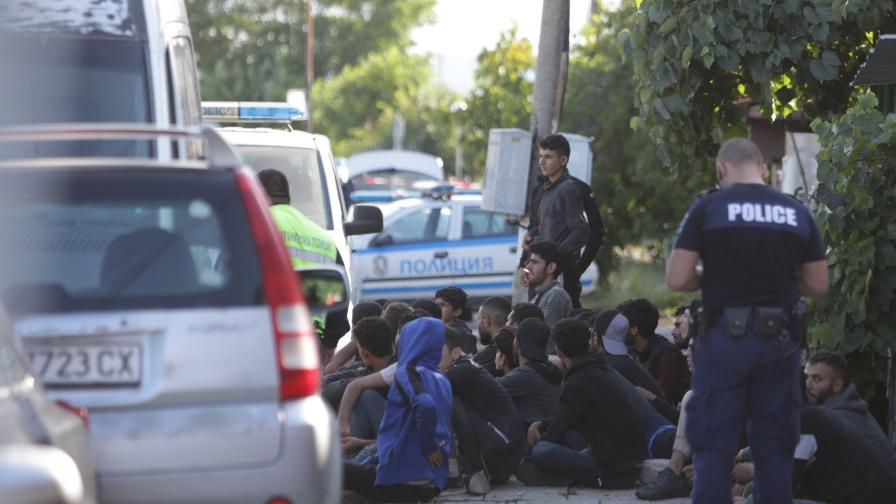 Вижте кадри от гонката между буса с мигранти и полицията в Костинброд