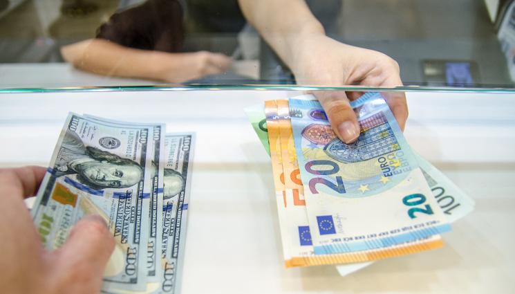 пари - НОВ СРИВ: Еврото достигна 20-годишно дъно под 0,99 долара
