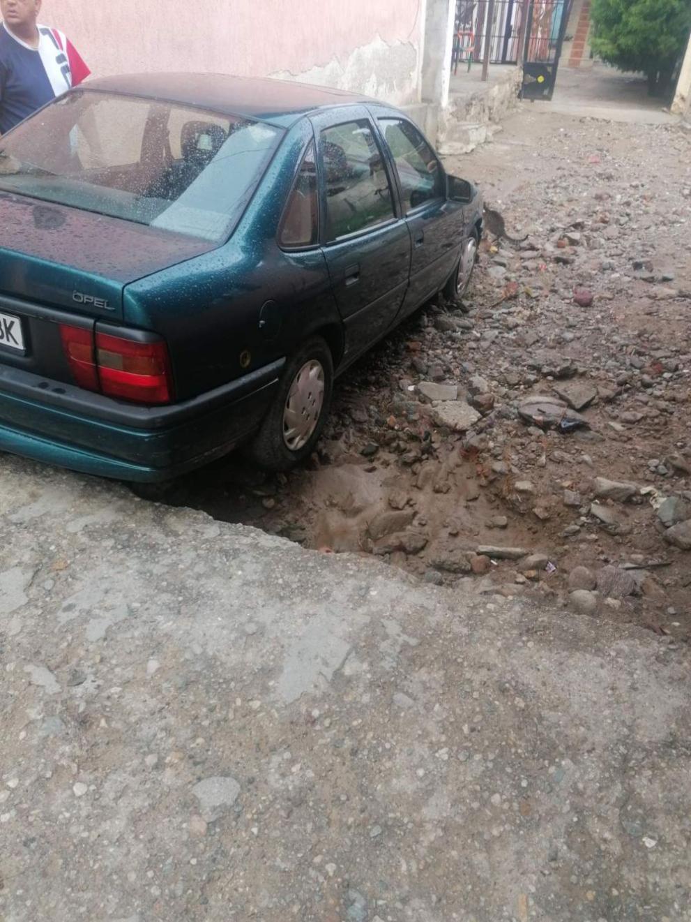 <p>След силния дъжд в Петрич: Отнесен асфалт и блокирани улици</p>
