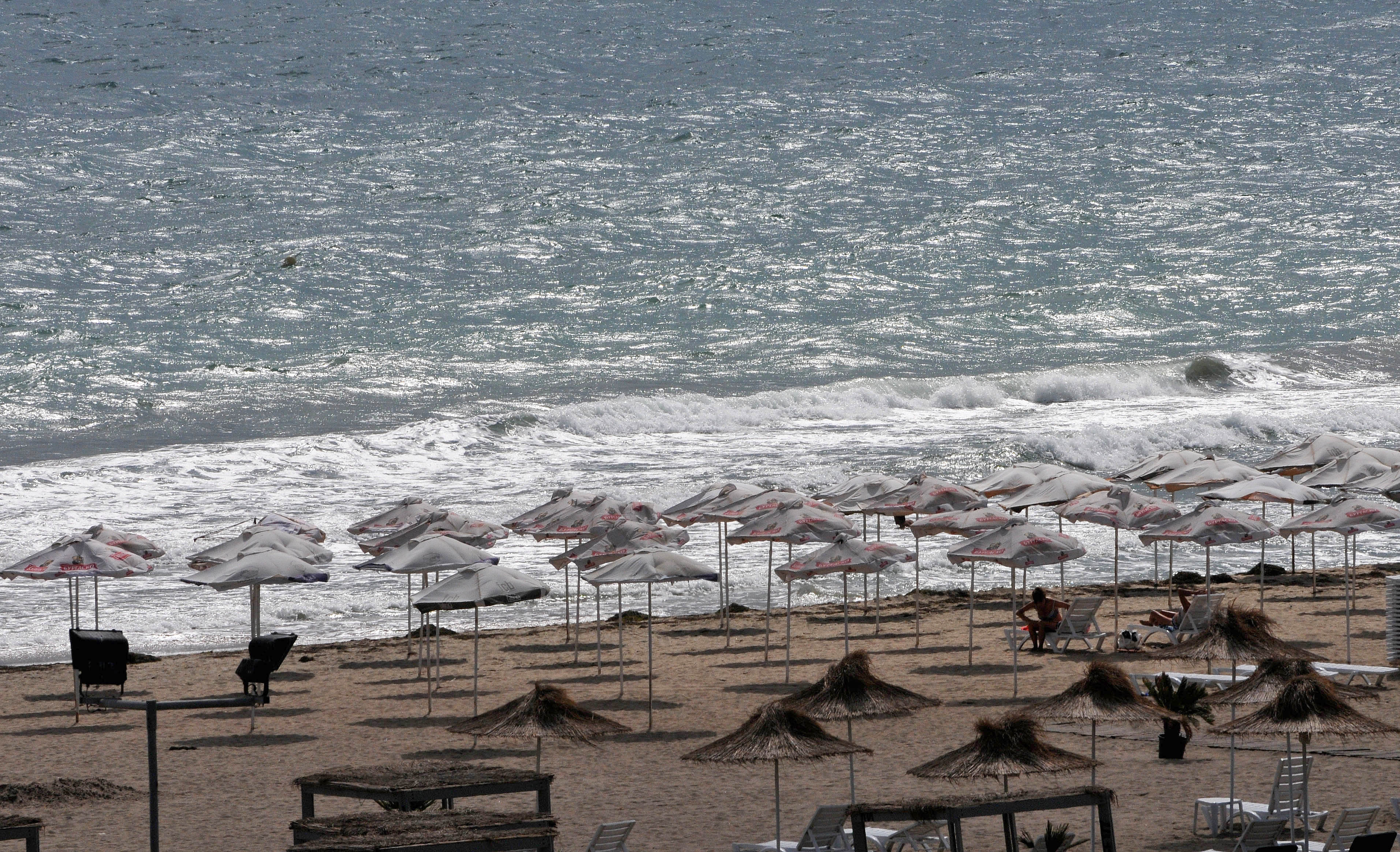 В края на летния сезон плажовете по родното Черноморие опустяха. Променливото време и силното вълнение на морето отказаха плажуващите от морския бряг в Бургас и Варна.