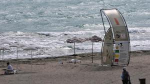 В сряда 69 годишен спасител на плажа почина след като