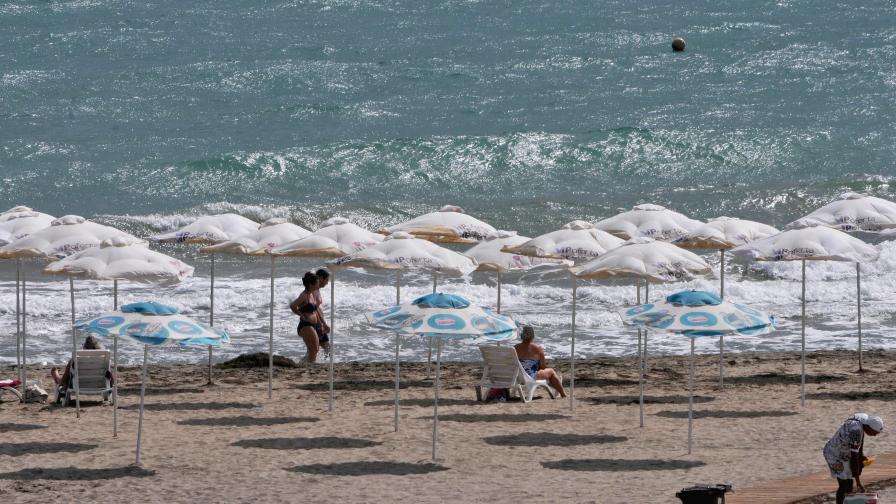 В края на летния сезон плажовете по родното Черноморие опустяха. Променливото време и силното вълнение на морето отказаха плажуващите от морския бряг в Бургас и Варна.