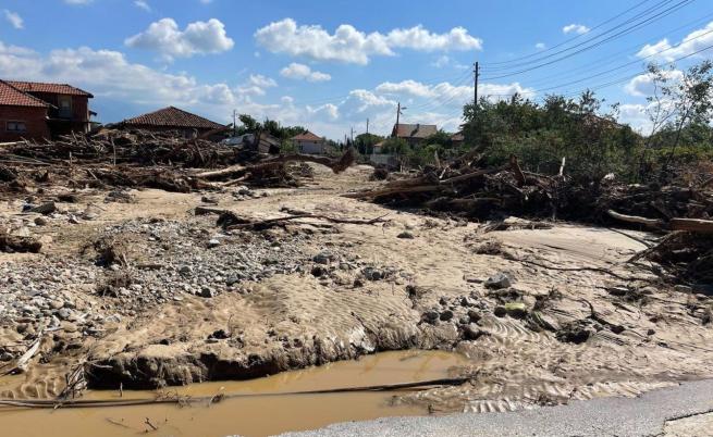 Разпространиха кадри от разчистването на наводнените села в Пловдивско (ВИДЕО)