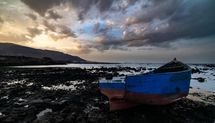 лодка - ЗА ЕДНА НОЩ: Над 1100 нелегални мигранти са прекосили Ламанша