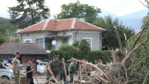 Близо 100 военнослужещи отстраняват щети от наводнението в три населени