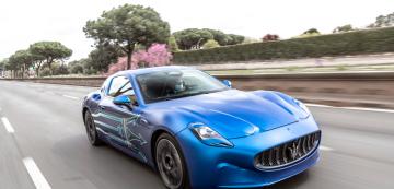 <p>Maserati GranTurismo Folgore с боса на Stellantis Карлос Тавареш зад волана по-рано тази година.</p>