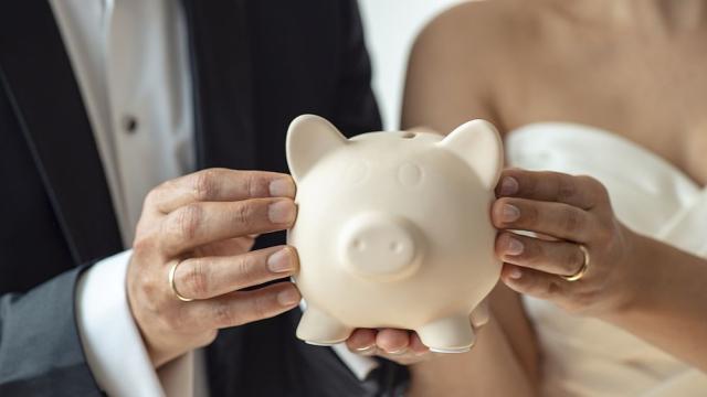 Младоженци поискаха от гостите на сватбата си платен вход и сгъваеми столове