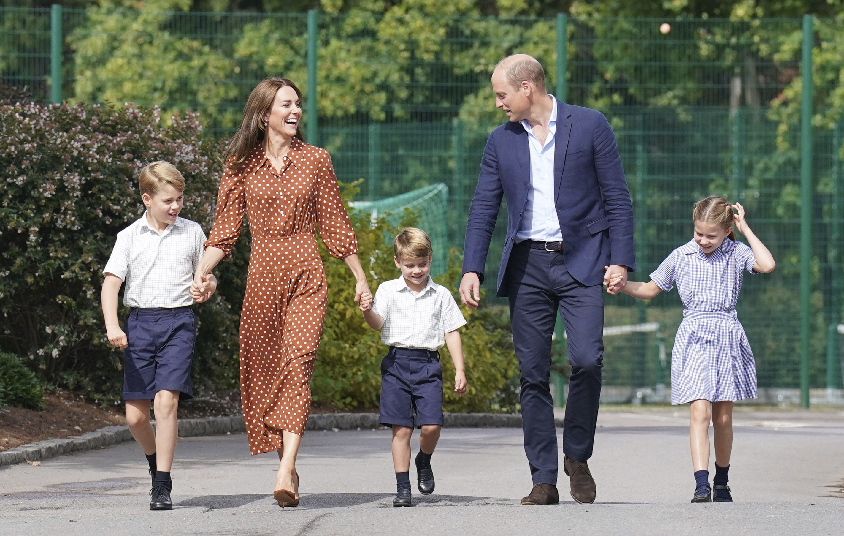 <p>Децата на херцозите на Уиндзор започват учебната година в ново училище, след като семейството на принц Уилям се премести извън Лондон.</p>