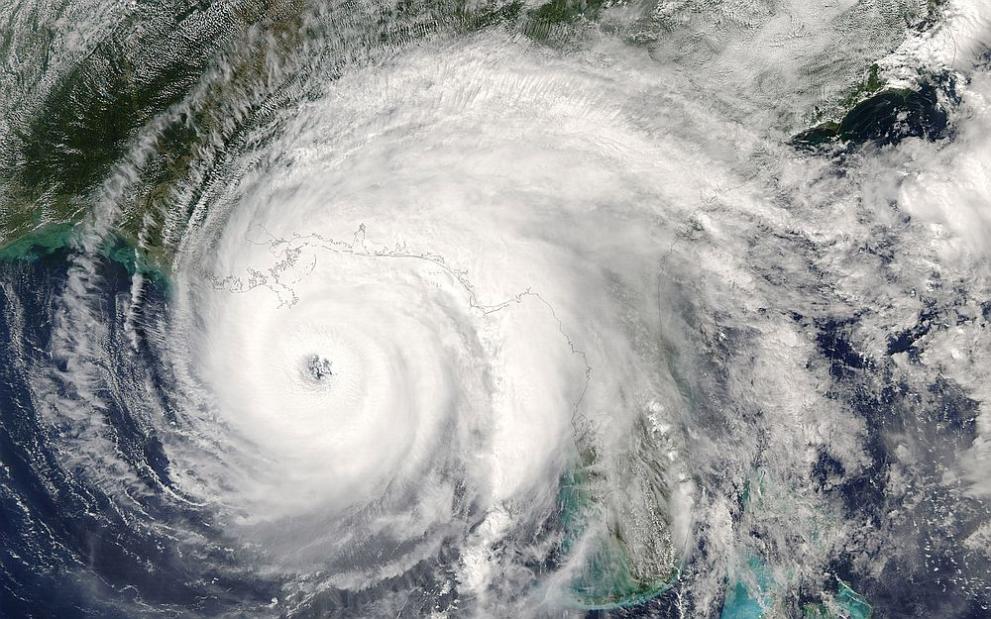 След като връхлетя Бахамските острови, ураганът Никол достигна рано тази