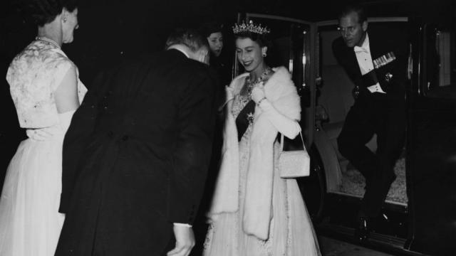 Майка, баба, кралица на цял народ: Животът на Елизабет II в снимки (ГАЛЕРИЯ)