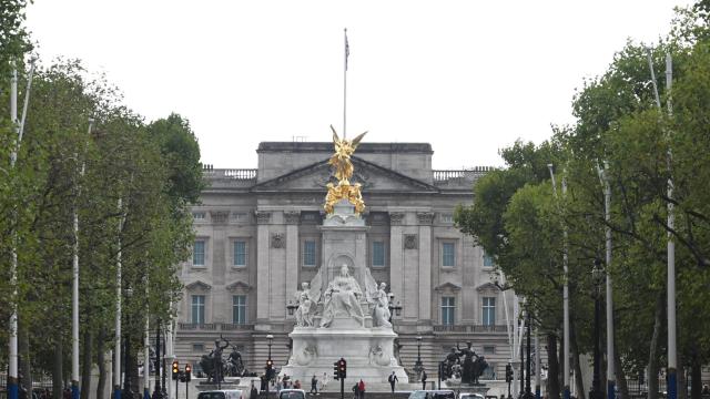 Расистки скандал в Бъкингам: Придворна дама на кралица Елизабет хвърли оставка