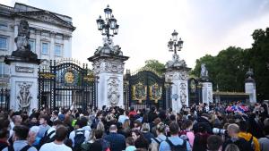 Тълпи от хора се събират пред Бъкингамския дворец и замъка