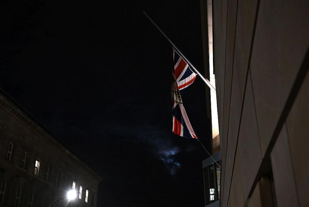 Флаговете пред сградата на британското посолство в София бяха свалени