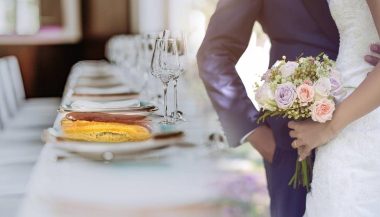 сватба еклери - ДВАМА ЛУДИ И 200 ГЛАДНИ: Над 90 души се натръшкаха на сватба