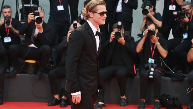 Брад Пит във Венеция по фрак и гуменки (СНИМКИ)