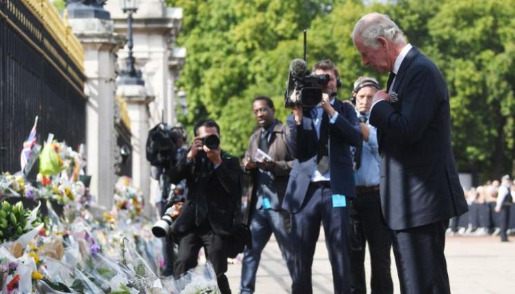 Чарлз - След кончината на Елизабет II: Хиляди посрещнаха Чарлз пред Бъкингамския дворец, гъркиня го разцелува (ВИДЕО)