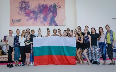 Весела Лечева подари знаме на гимнастичките ни преди Световното първенство