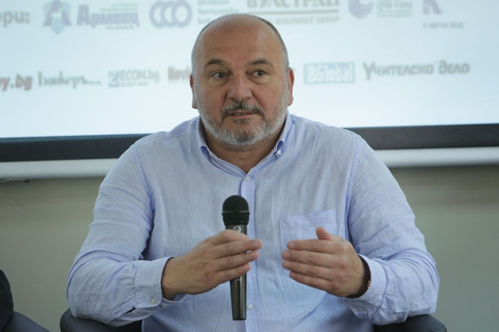 Дацов: Бюджетът върви по инерция, а сметката може да дойде с по-високи данъци
