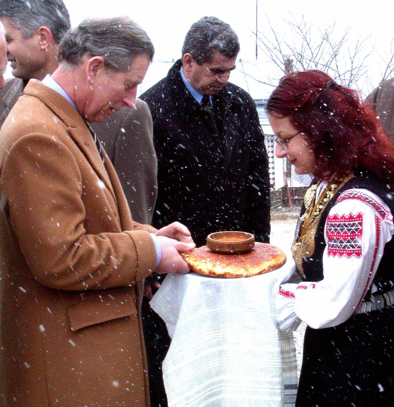 <p>Добрич (14 март 2003 г.) - По стара българска традиция с хляб и шарена сол бе посрещнат Негово Кралско Височество принц Чарлз в чифлика Чукурово, край село Прилеп.</p>

<p>снимка: Архив БТА - Григор Маринов</p>