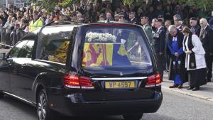 Пренасят ковчега с тялото на кралица Елизабет Втора от Бъкингамския