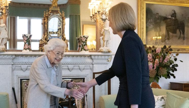 Лиз Тръс - На Елизабет II й станало лошо по време на срещата с Лиз Тръс