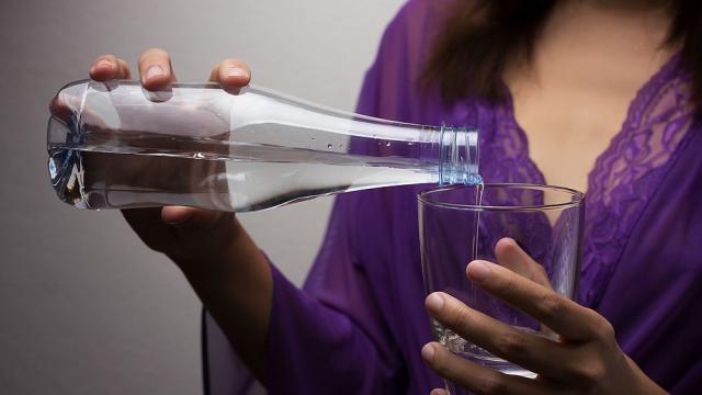 Бутилираната вода съдържа стотици хиляди пластмасови парченца