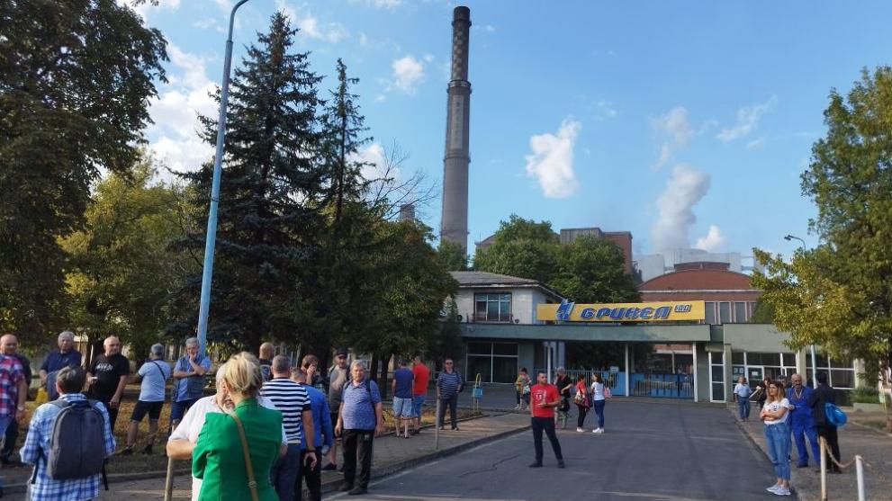 Граждани излязоха на протест срещу замърсяването от ТЕЦ “Брикел. Мирната