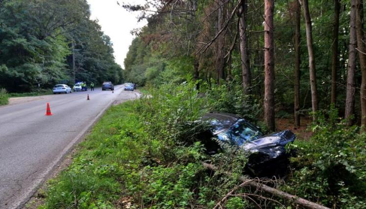 катастрофа - АД НА ПЪТЯ: Две коли се удариха челно и изхвърчаха от пътя