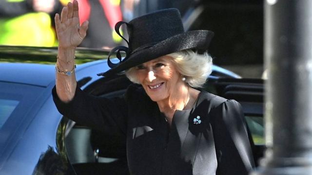 Камила вече носи бижутата на покойната кралица Елизабет II