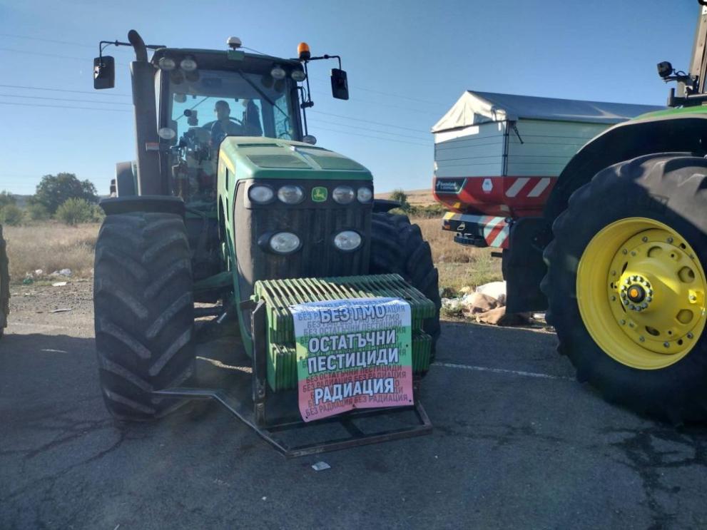 Десетки врачански земеделски производители протестираха днес със селскостопанска техника на