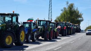 Зърнопроизводители организираха протестна фермерска обиколка с трактори по булевард в