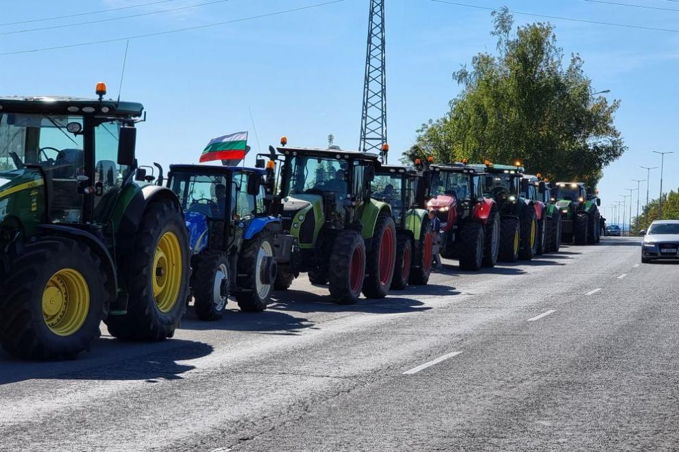 Зърнопроизводители организираха протестна фермерска обиколка с трактори по булевард в