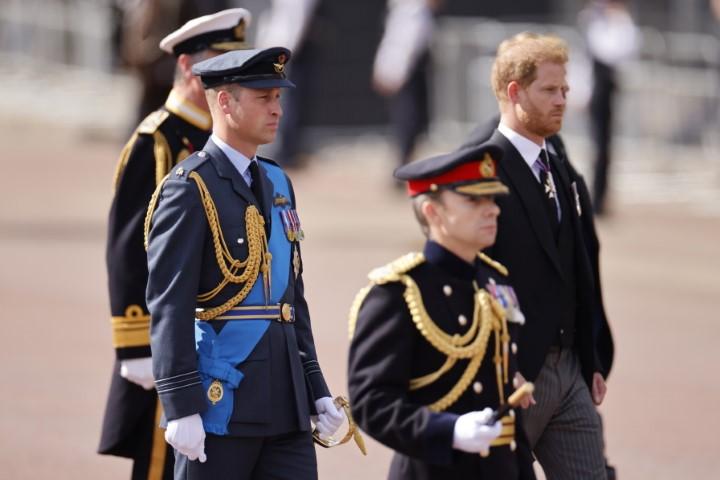 Кралица Елизабет II напуска Бъкингамския дворец за последен път