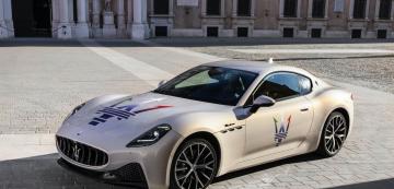 <p>Новото Maserati GranTurismo в центъра на Модена.</p>