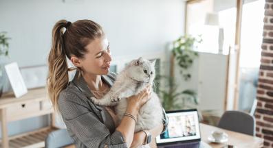 жена с котка у дома