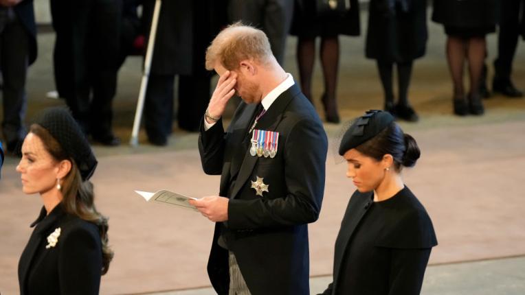 И принцовете плачат: Меган и Хари ръка за ръка на службата за кралицата