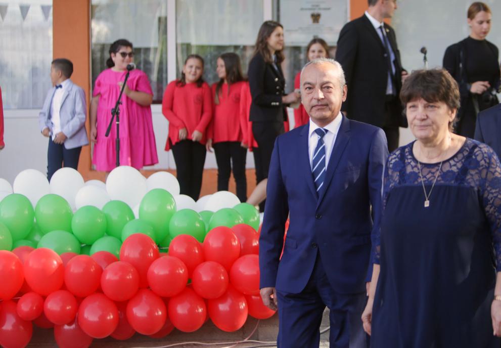 Деца, вие сте съвременните пазители на българските букви. Това заяви