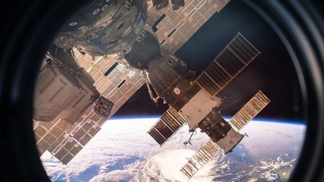 Екипажът на „Спейс Екс“ премина на борда на МКС 