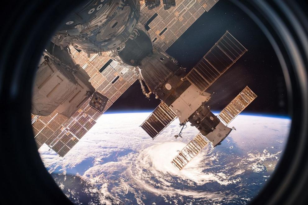 Международната космическа станция (МКС) премина точно в 18:37 часа в