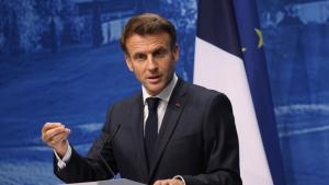 Френският президент Еманюел Макрон обяви че крайно непопулярният във Франция